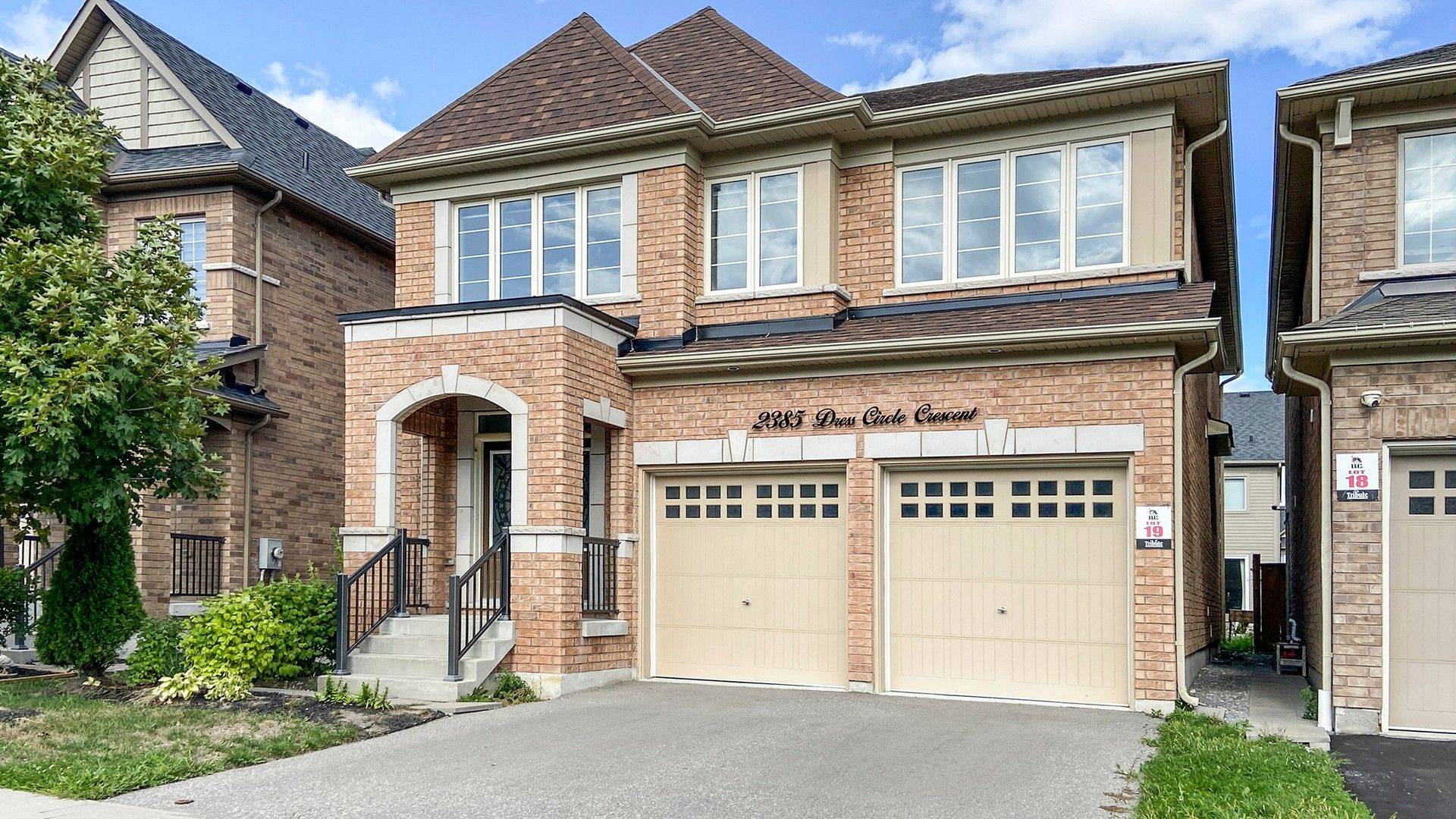Oshawa, ON L1L 0L8,2385 Dress Circle CRES