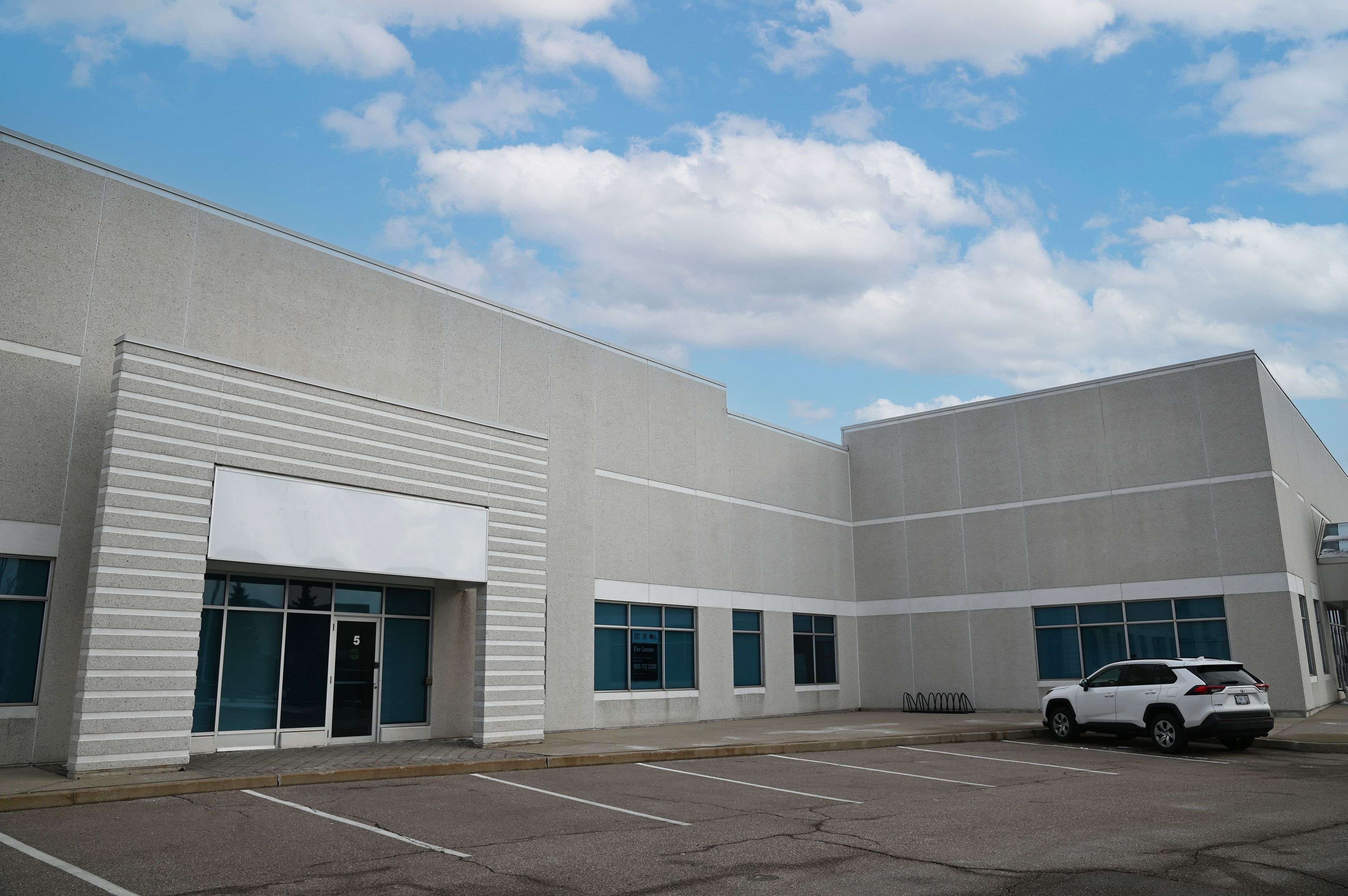 Mississauga, ON L5L 0A3,3755 Laird RD #5-6