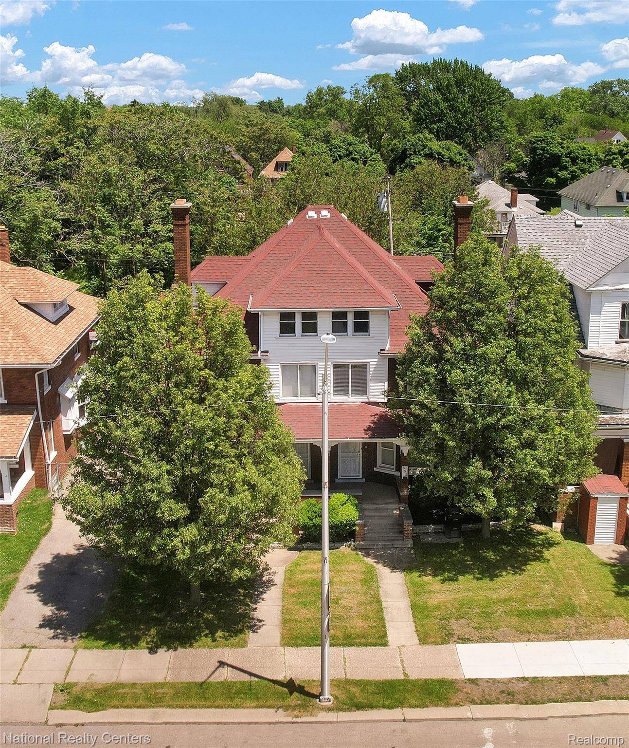 Detroit, MI 48207,852 E Grand BLVD