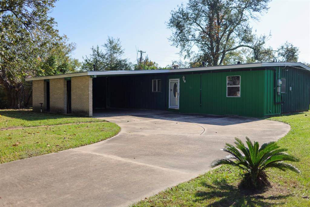 Angleton, TX 77515,513 Holly Street