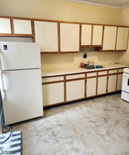 East Orange City, NJ 07018,28 Rhode Island Ave