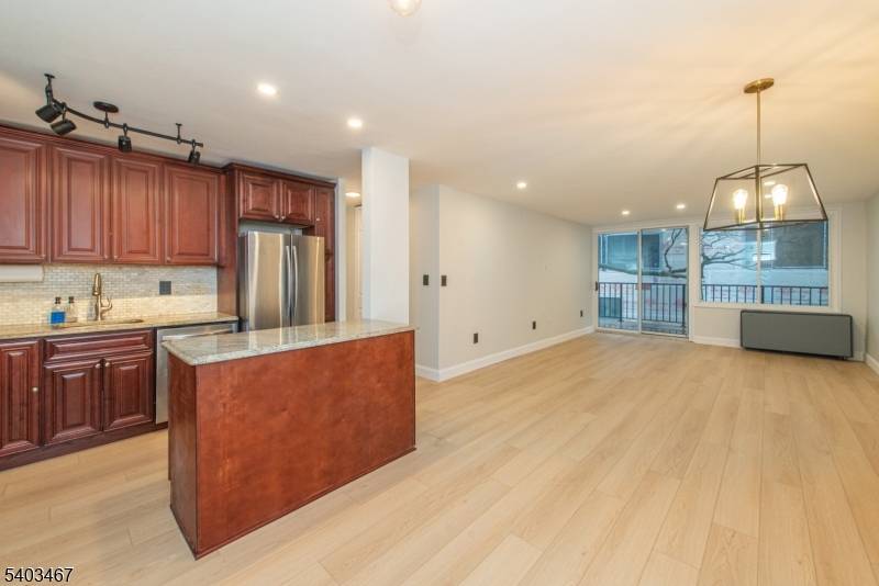 Fort Lee Boro, NJ 07024,1 Wall St #1E