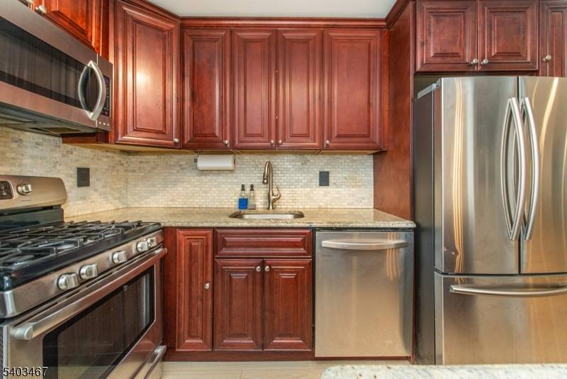 Fort Lee Boro, NJ 07024,1 Wall St #1E