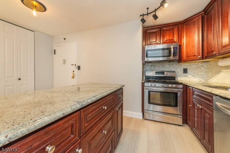 Fort Lee Boro, NJ 07024,1 Wall St #1E