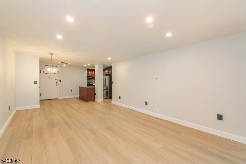 Fort Lee Boro, NJ 07024,1 Wall St #1E