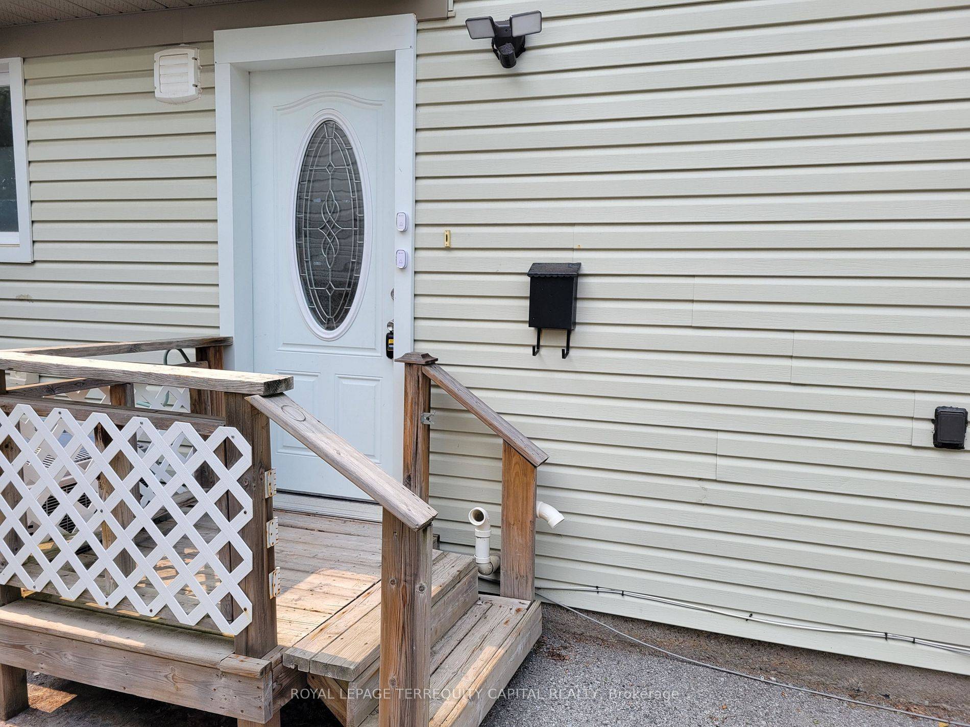 Barrie, ON L4N 5B3,20 Mowat CRES #Lower