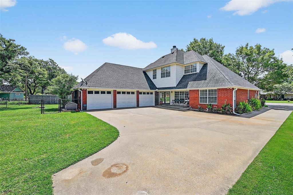 Lake Kiowa, TX 76240,736 W Kiowa Drive