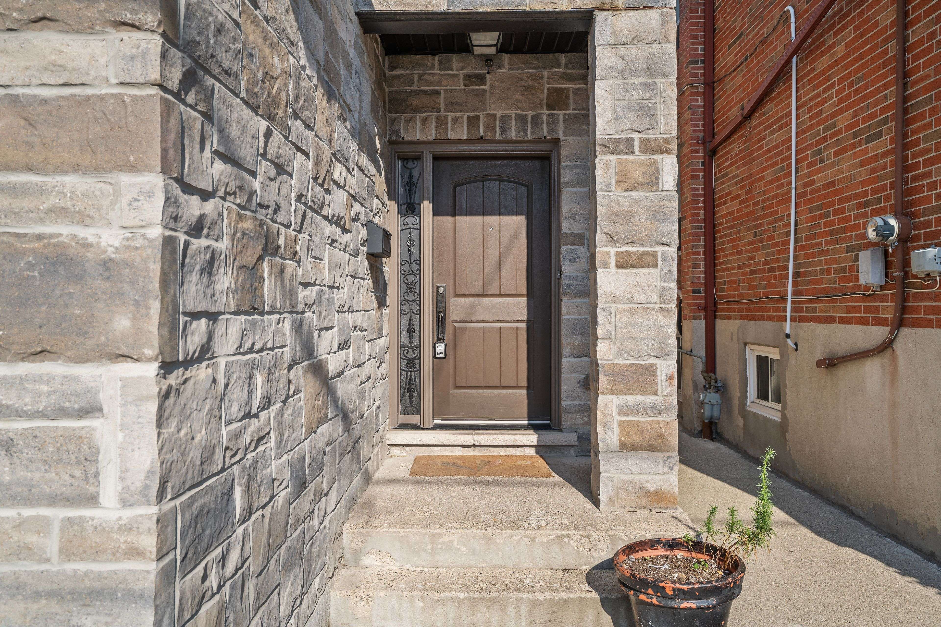 Toronto E06, ON M1L 3N1,71 August AVE