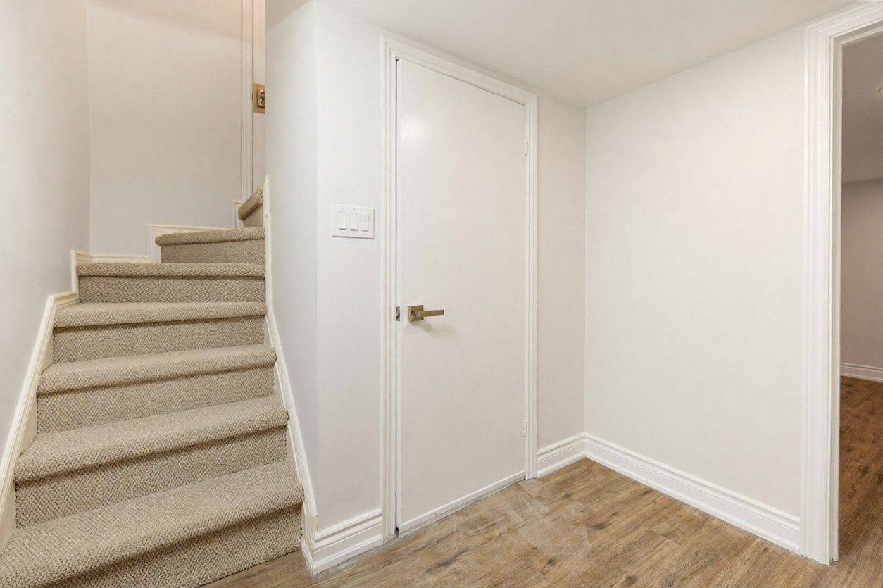 Aurora, ON L4G 1Z9,10 Holman CRES #Lower