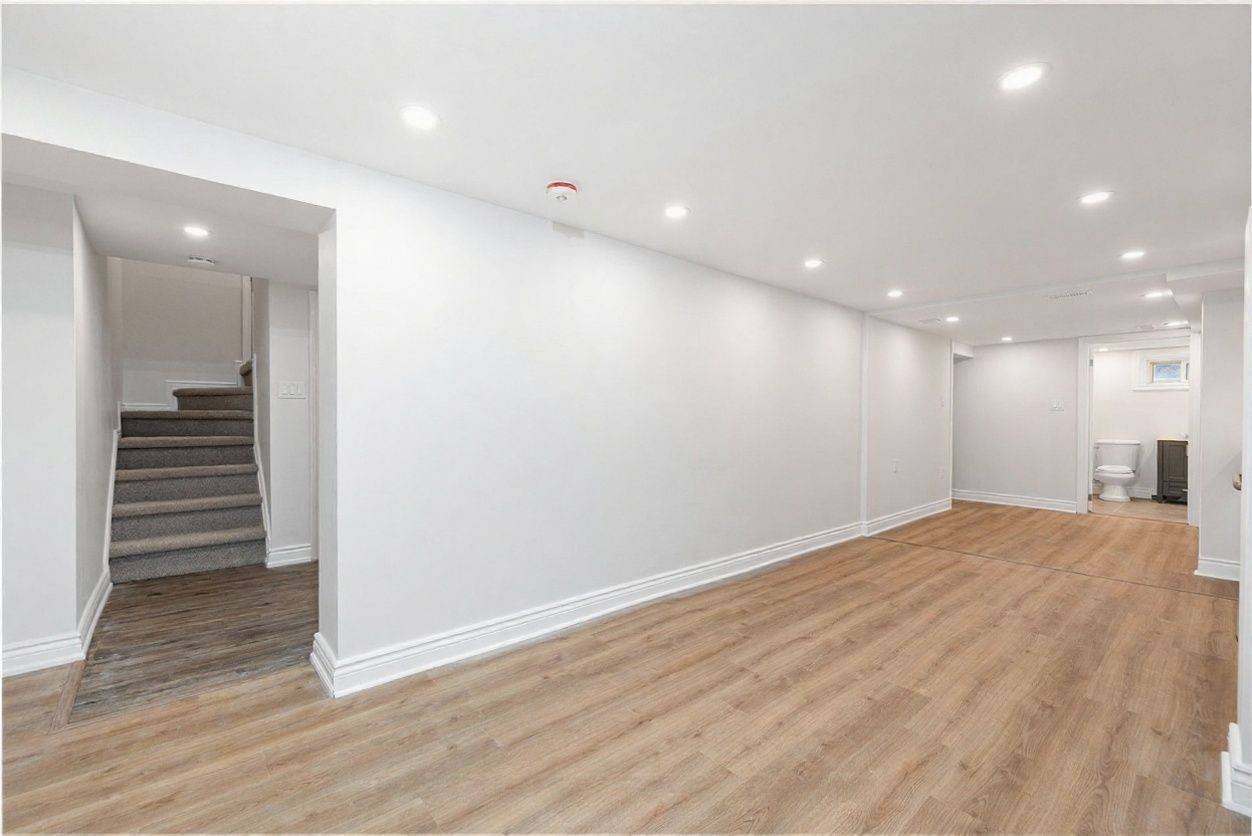 Aurora, ON L4G 1Z9,10 Holman CRES #Lower