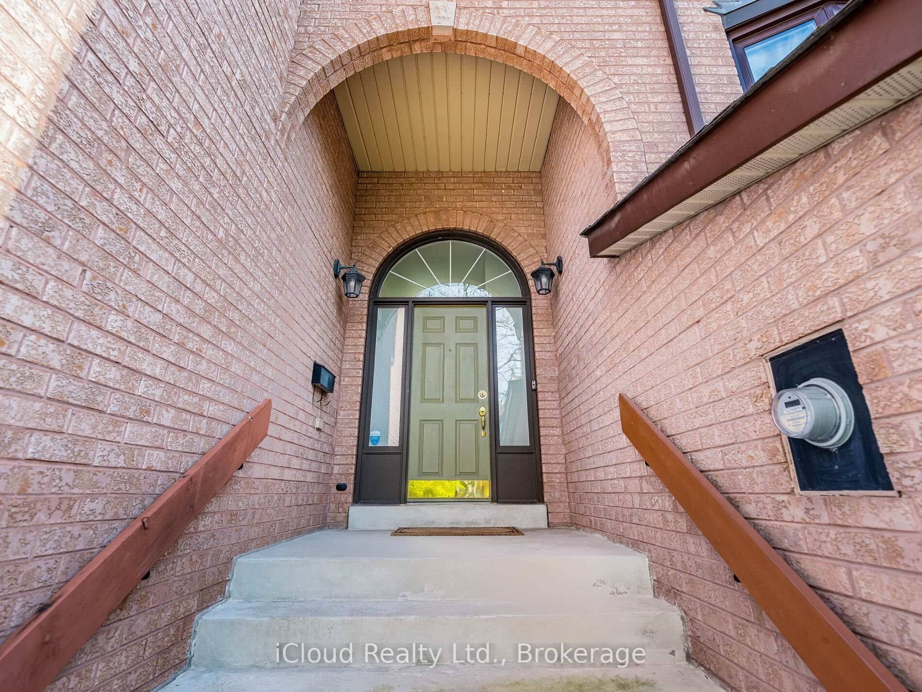 Oakville, ON L6H 2B5,1100 Queens AVE #16