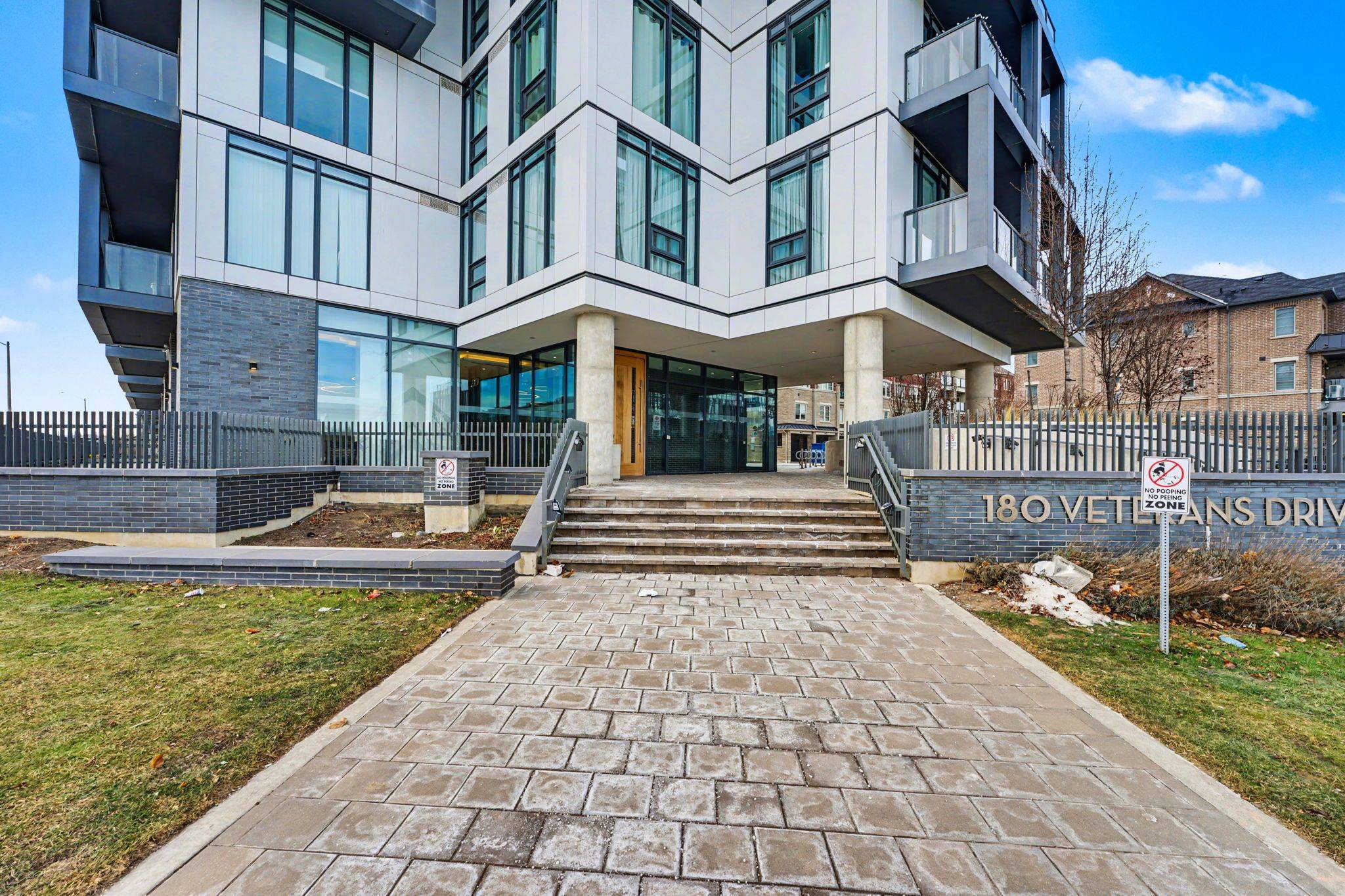 Brampton, ON L7A 0B6,180 Veterans DR #807