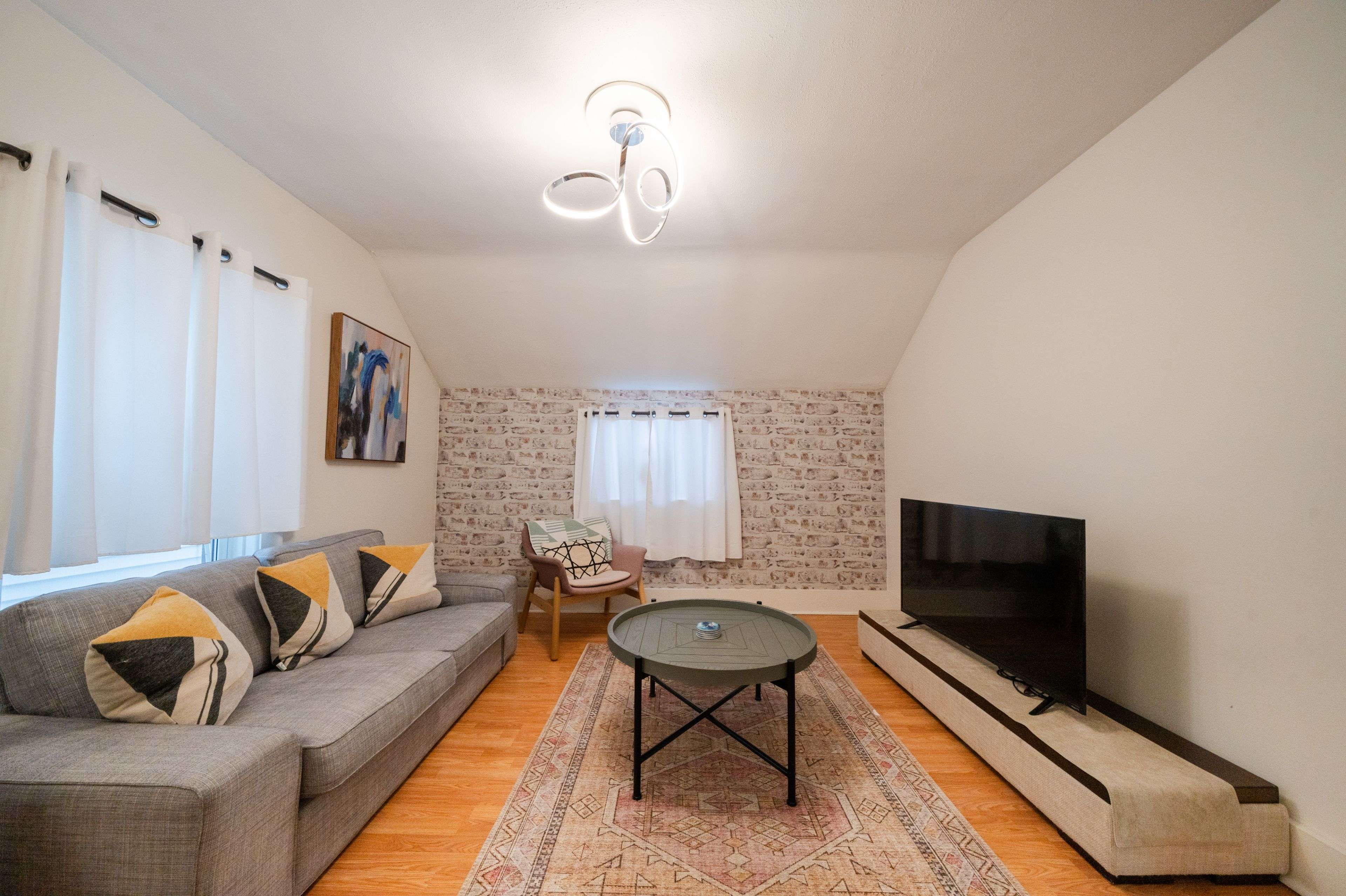 Kitchener, ON N2H 1E4,180 Weber ST E #C