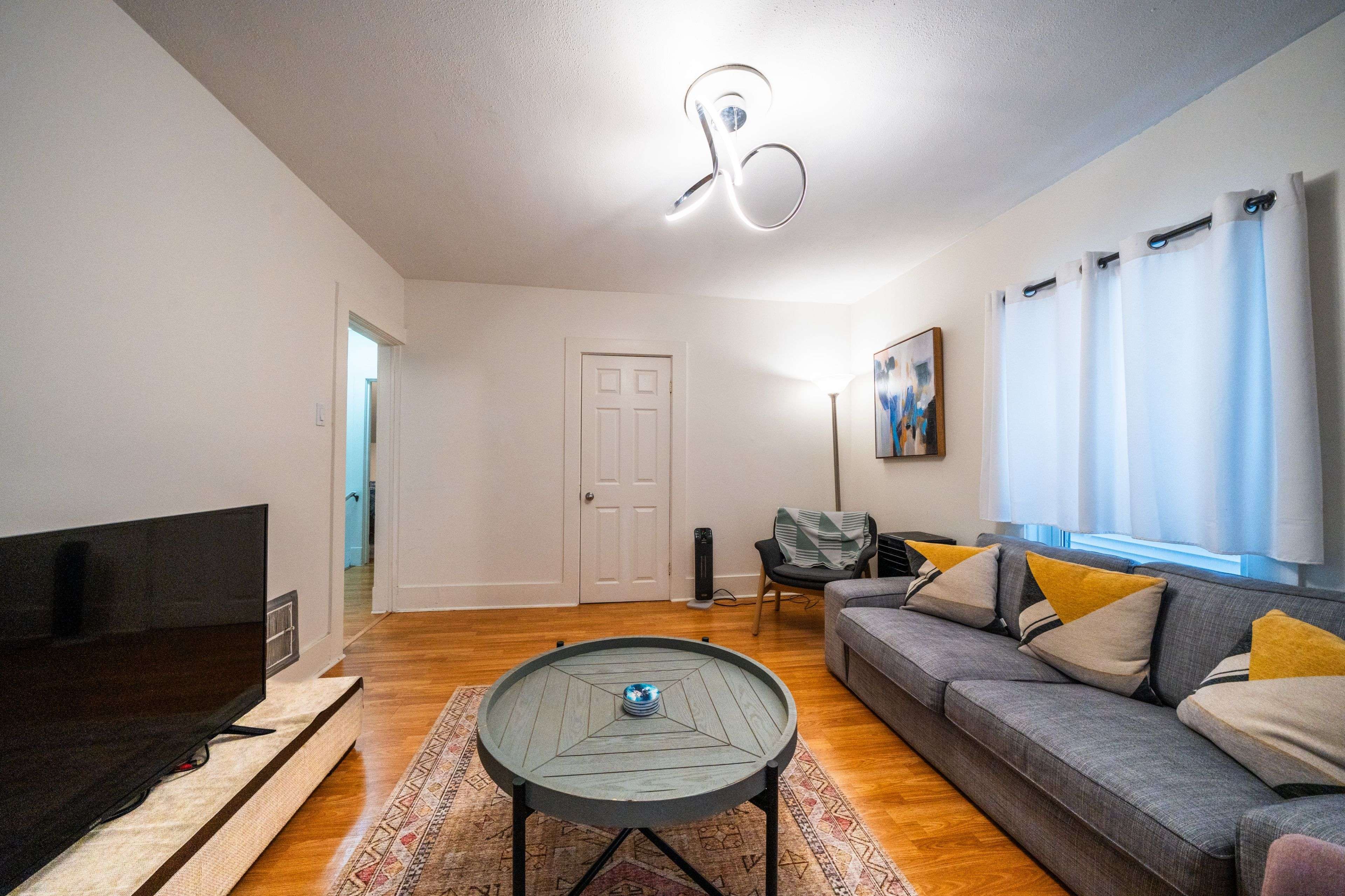 Kitchener, ON N2H 1E4,180 Weber ST E #C