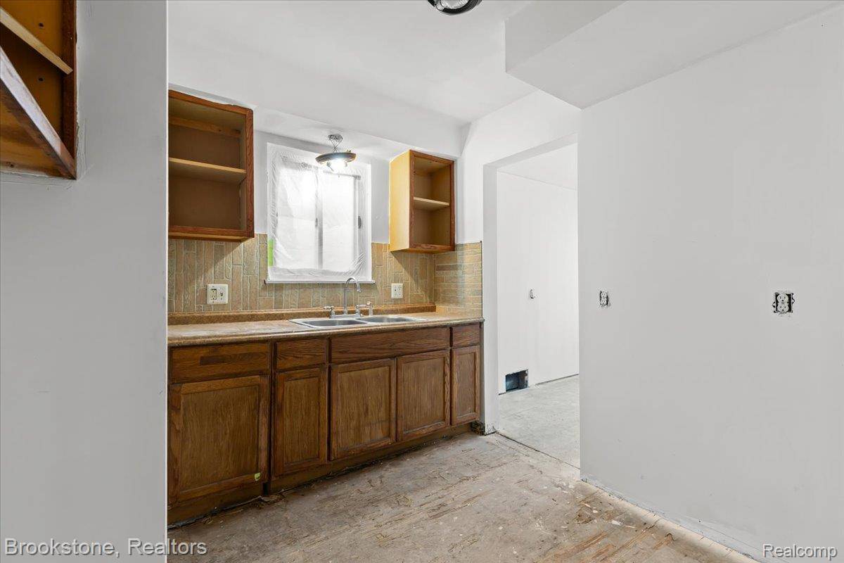 Detroit, MI 48228,7690 Heyden ST