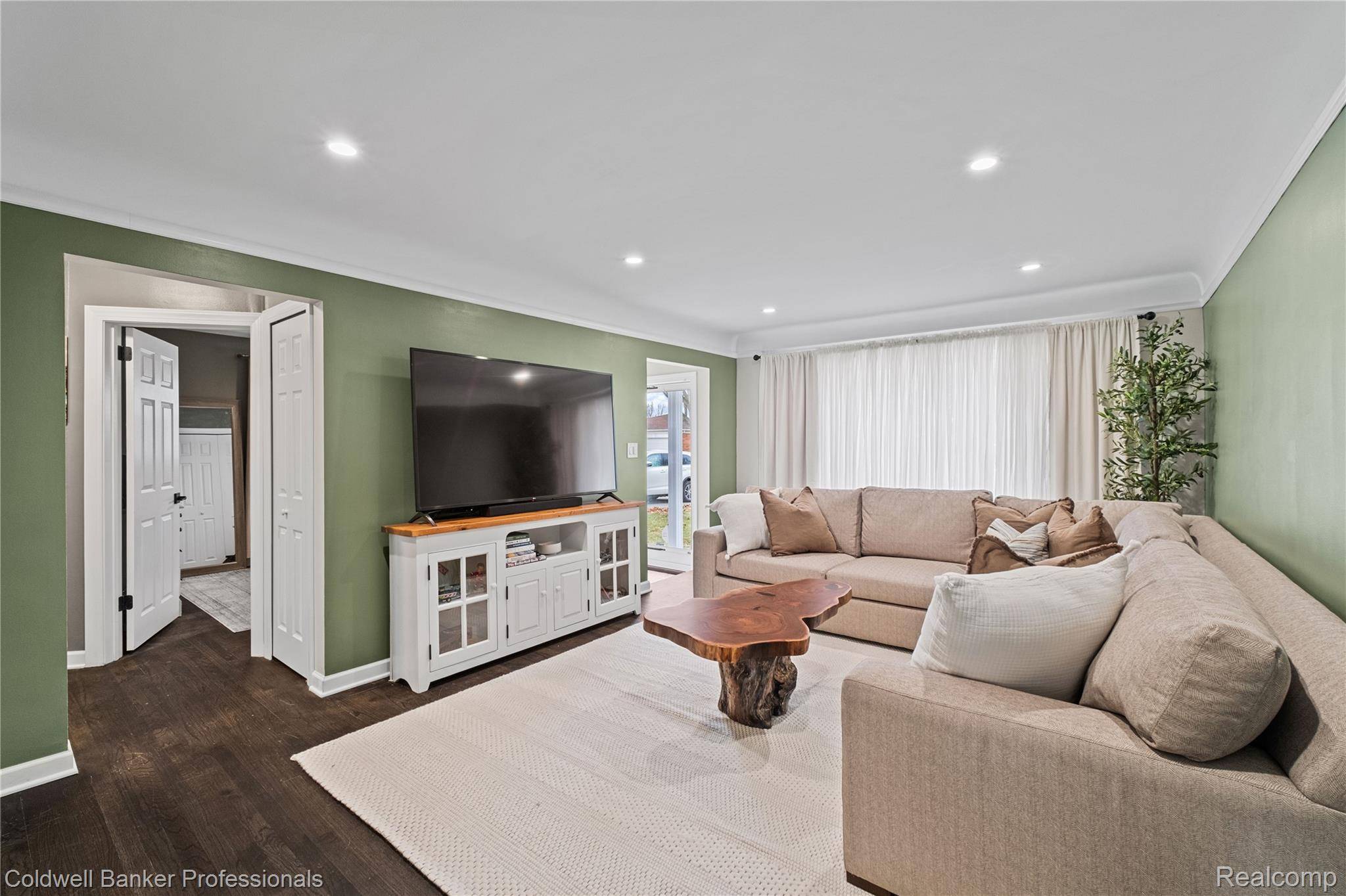 Warren, MI 48093,27460 Roan DR