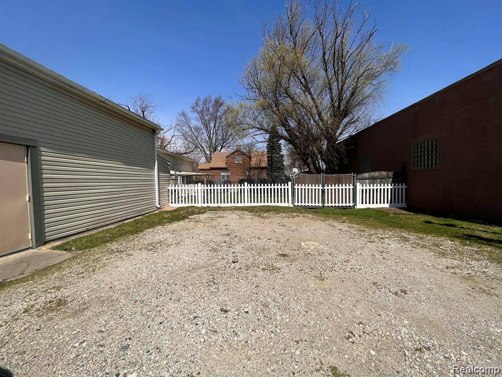 Redford, MI 48240,25846 W 7 Mile Unit A RD