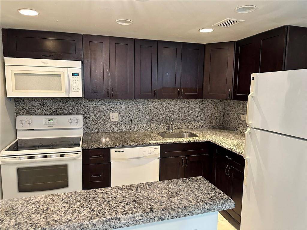 Lauderhill, FL 33319,3680 Inverrary Dr #3r