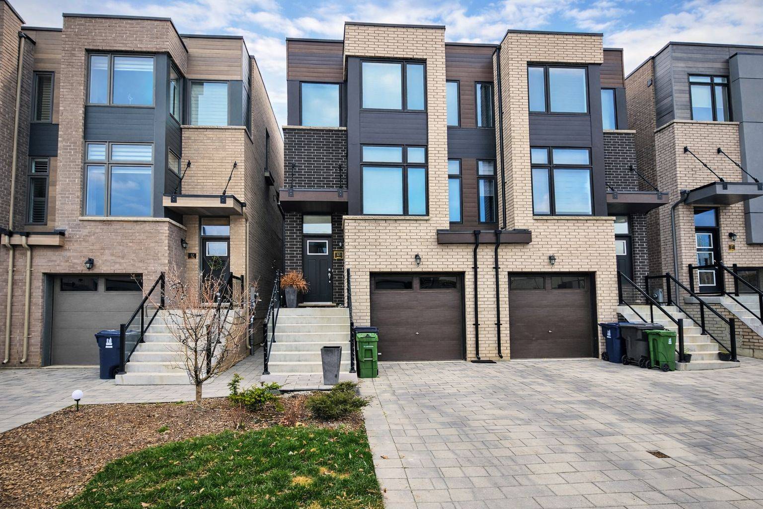 Toronto W04, ON M6L 0A5,15 Wild Rose GDNS