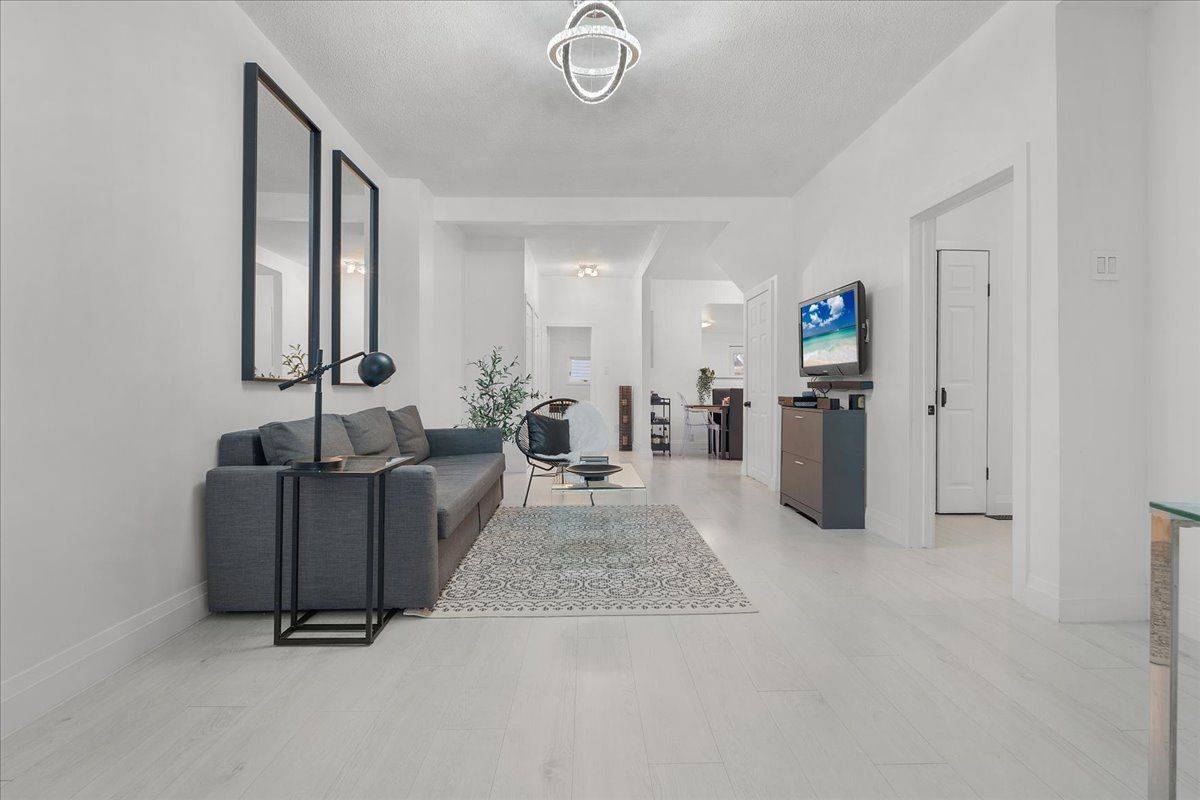 Hamilton, ON L8H 4Z7,39 Division ST