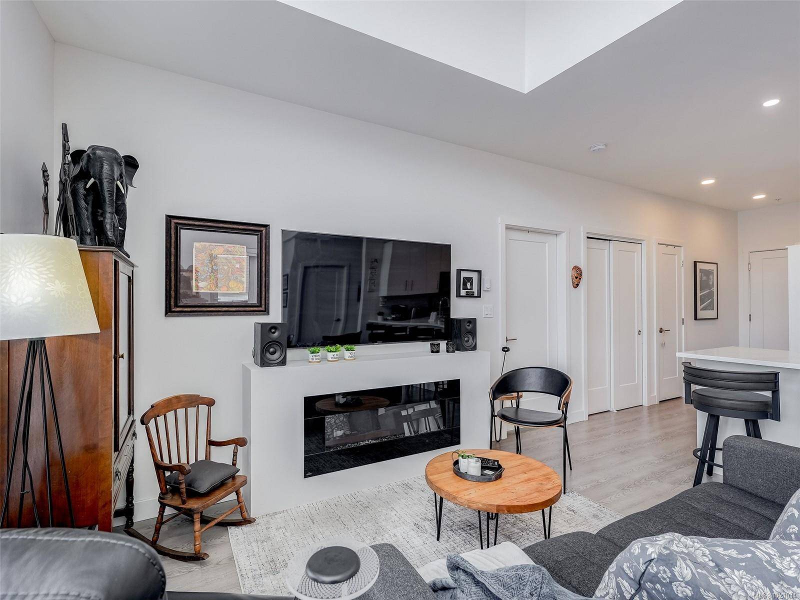 Langford, BC V9B 0X7,707 Treanor Ave #406