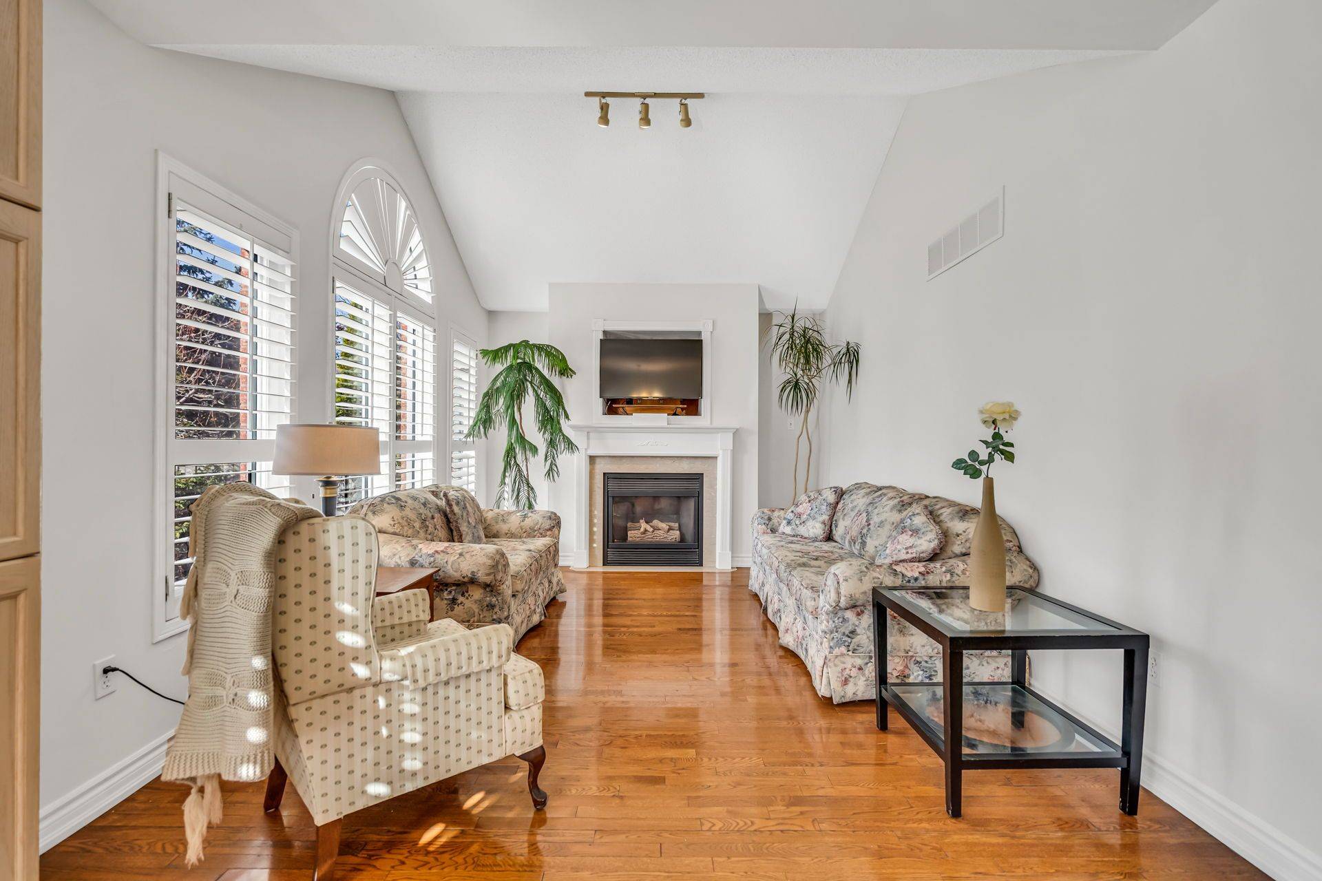 Mississauga, ON L5V 2A9,5666 Whitehorn AVE