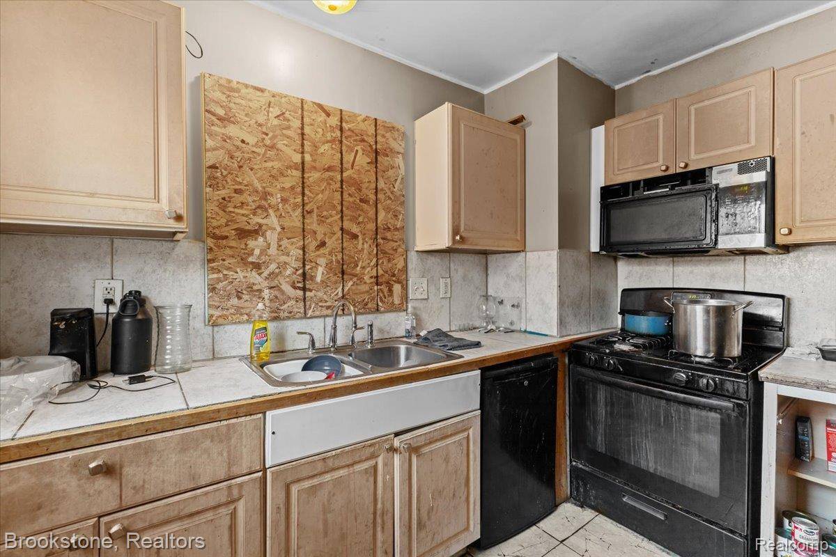 Detroit, MI 48219,16524 Pierson ST