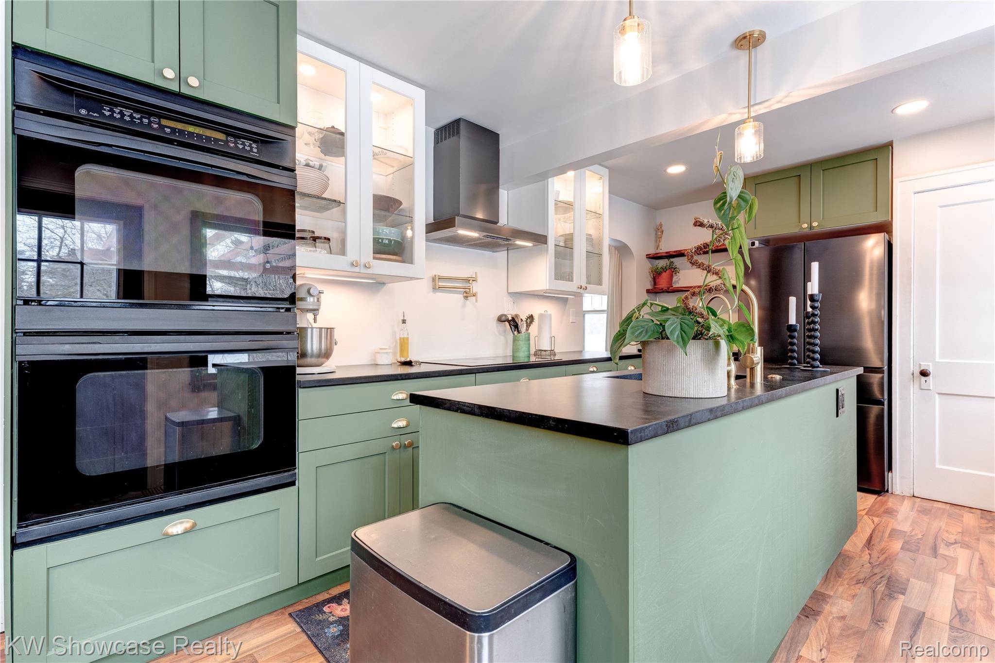 Waterford, MI 48328,1512 Eason