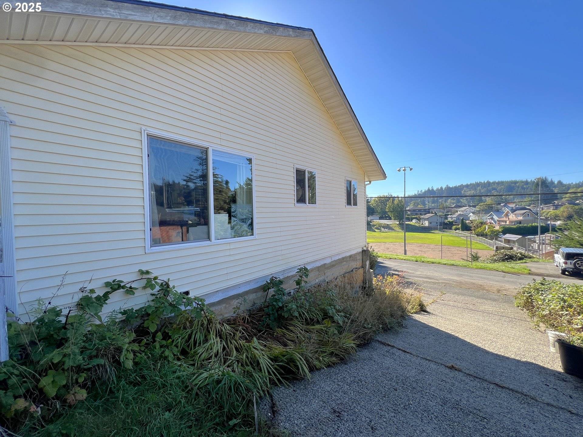 Coos Bay, OR 97420,860 8TH TER