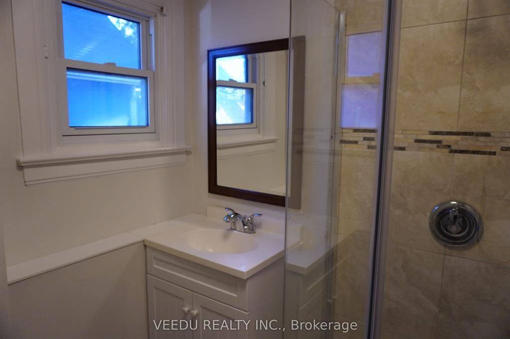 Oshawa, ON L1H 5G9,42 Ritson RD S