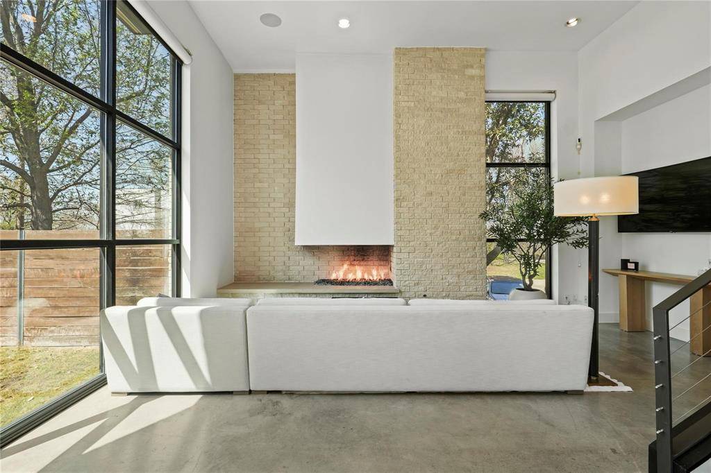 Dallas, TX 75243,6 Vanguard Way