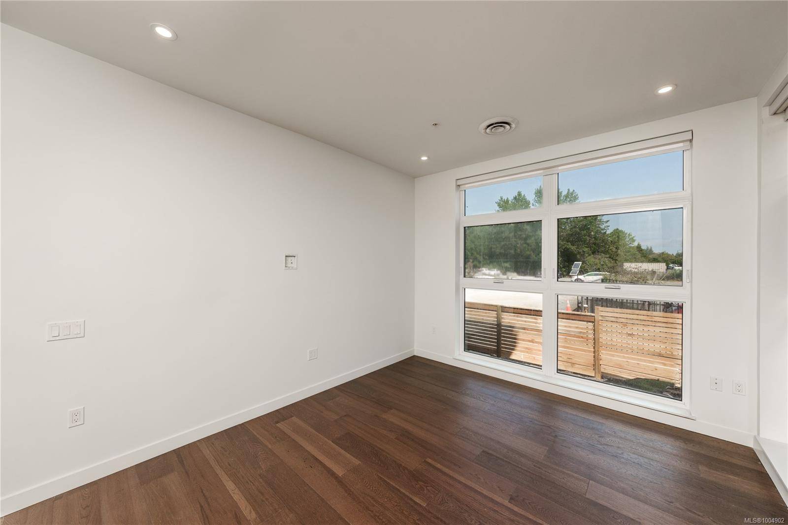 Sidney, BC V8L 2W5,9570 Fifth St #108