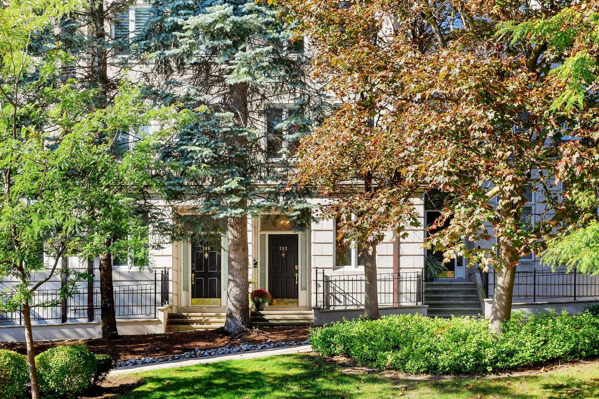 Toronto C02, ON M5R 2V1,262 Spadina RD