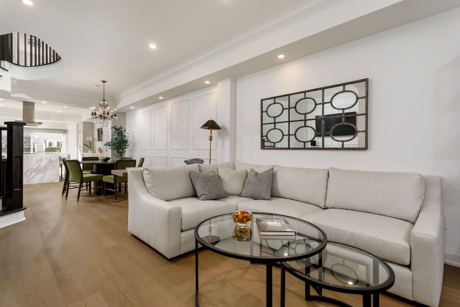 Toronto C02, ON M5R 2V1,262 Spadina RD