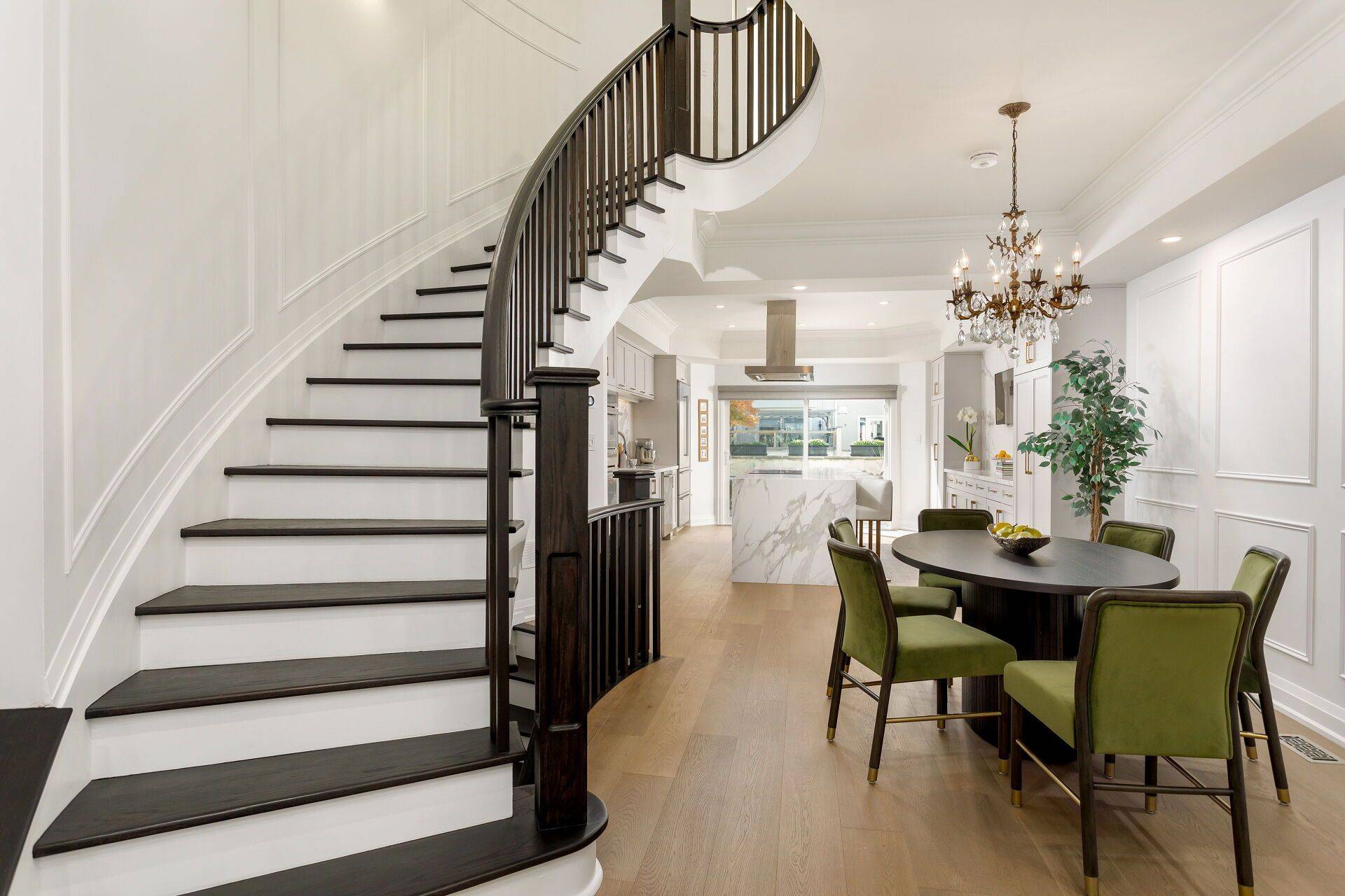 Toronto C02, ON M5R 2V1,262 Spadina RD