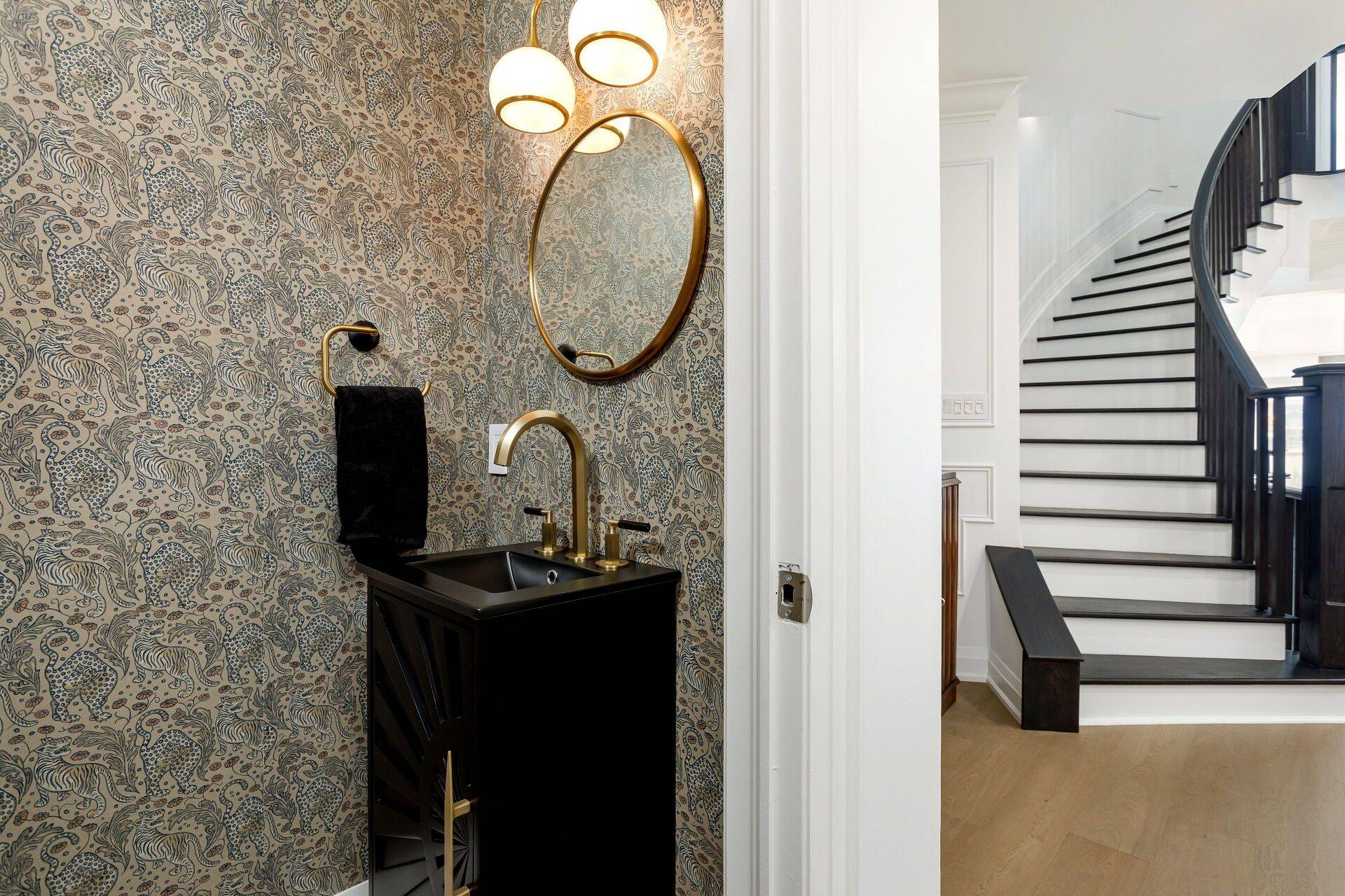 Toronto C02, ON M5R 2V1,262 Spadina RD