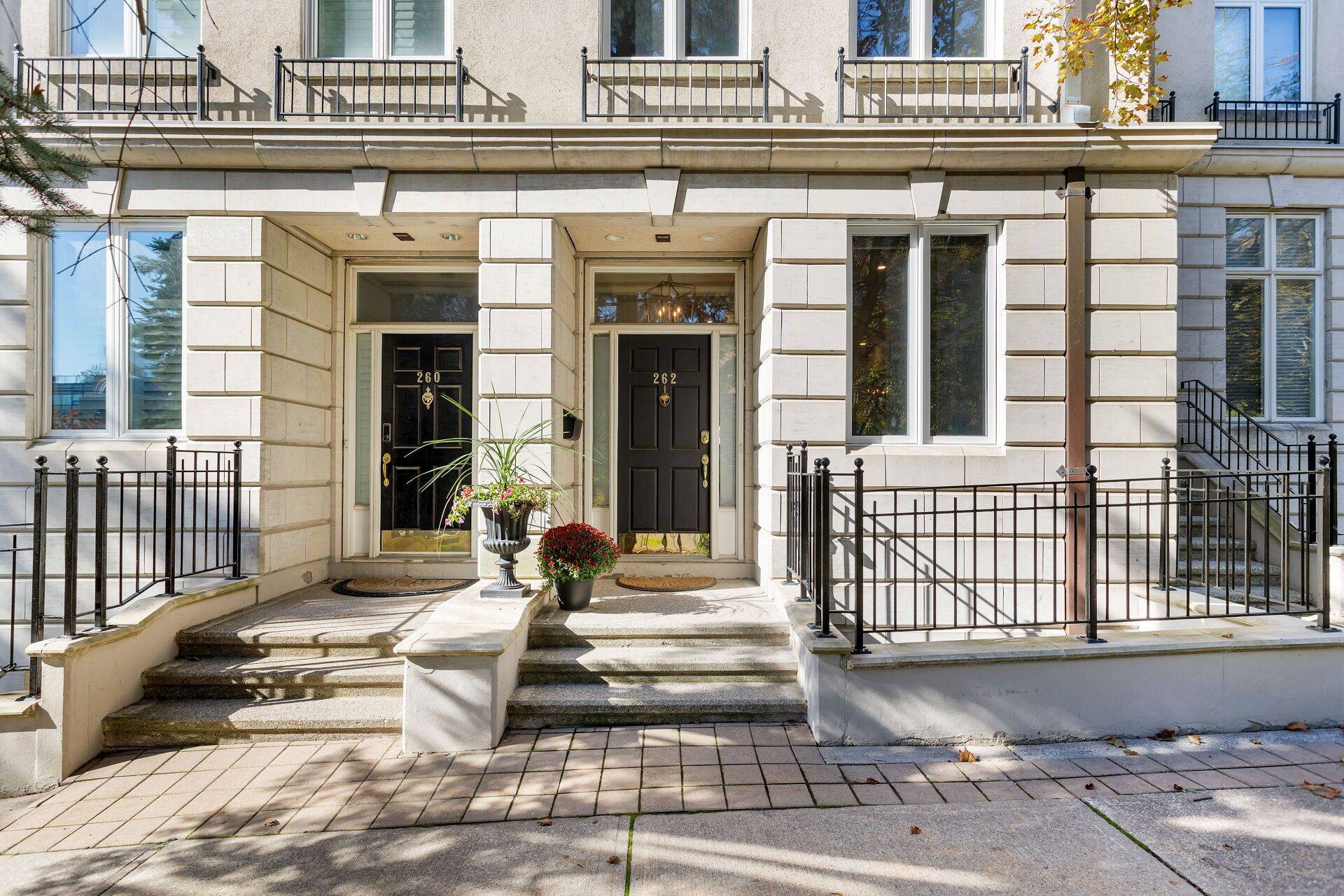 Toronto C02, ON M5R 2V1,262 Spadina RD