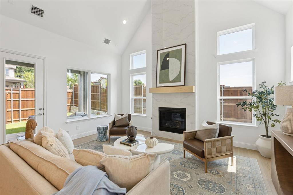 Dallas, TX 75238,9356 Charlie Lane