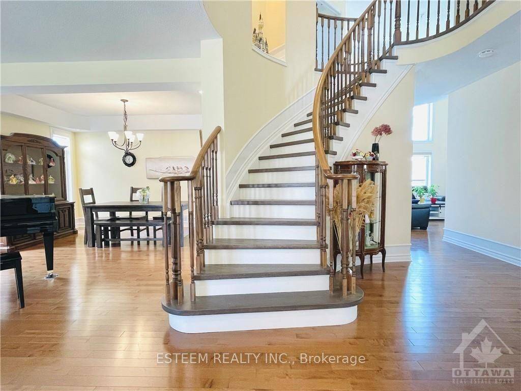 Kanata, ON K2T 0E3,357 Laughlin CIR