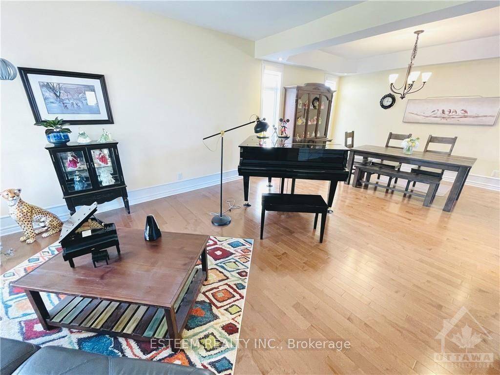 Kanata, ON K2T 0E3,357 Laughlin CIR