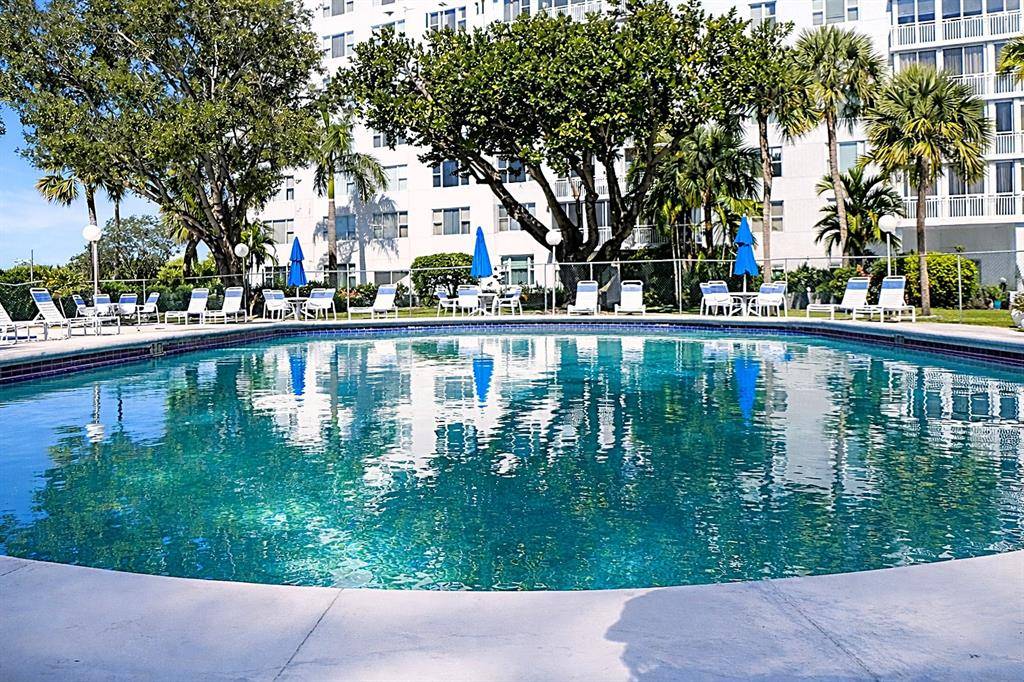 Hollywood, FL 33021,3800 Hillcrest Dr #112