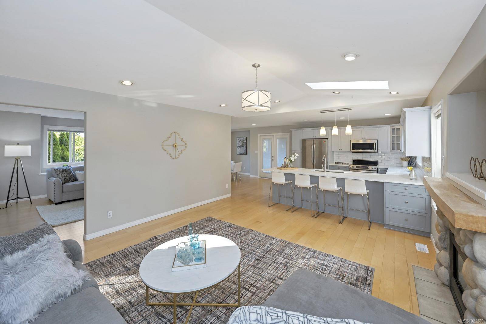 Saanich, BC V8N 6L7,1616 Nelles Pl