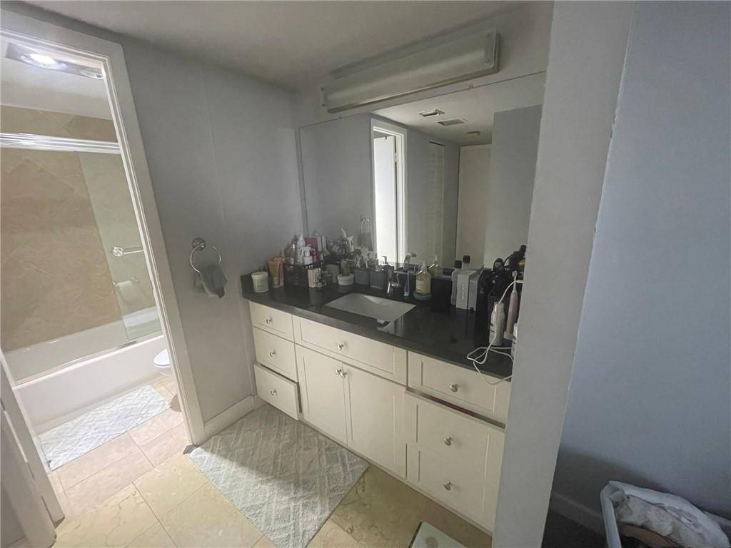 Aventura, FL 33180,20301 W Country Club Dr #1222