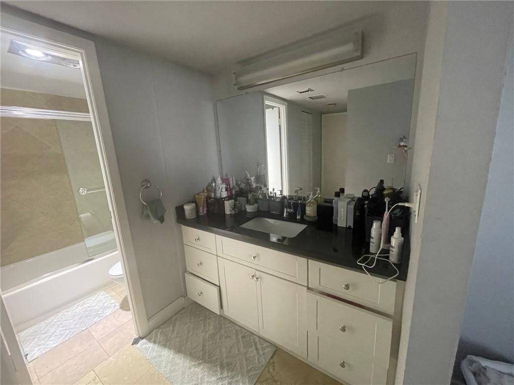 Aventura, FL 33180,20301 W Country Club Dr #1222