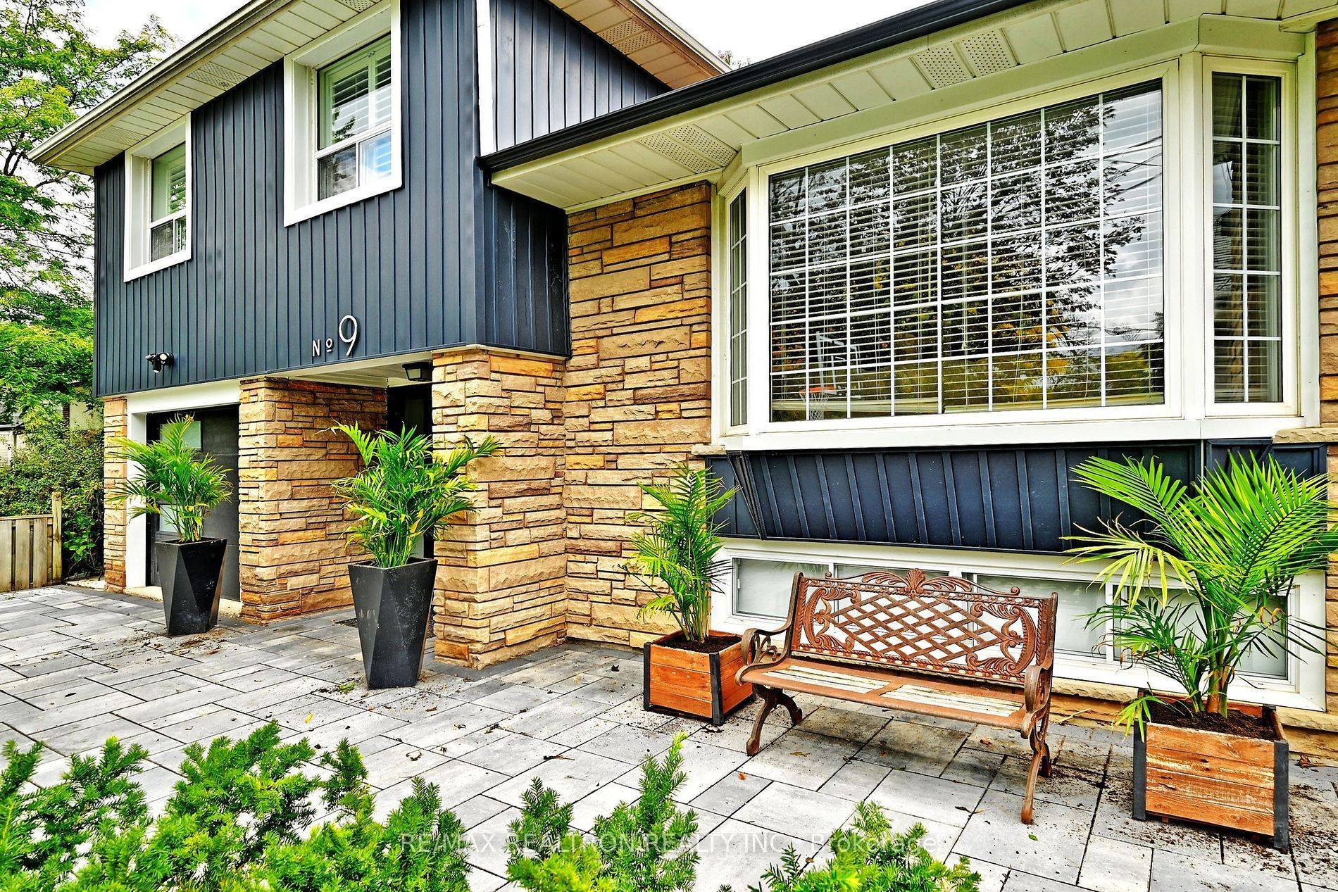 Toronto C13, ON M3A 3L5,9 Karen RD