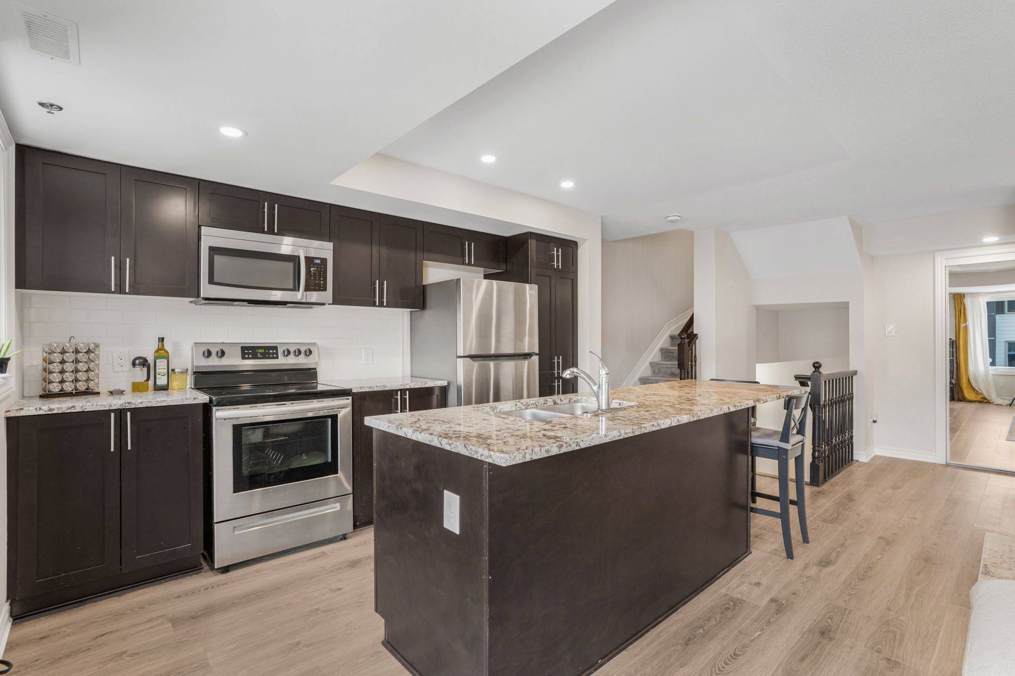 Manor Park - Cardinal Glen And Area, ON K1K 5A4,605 Makwa Private