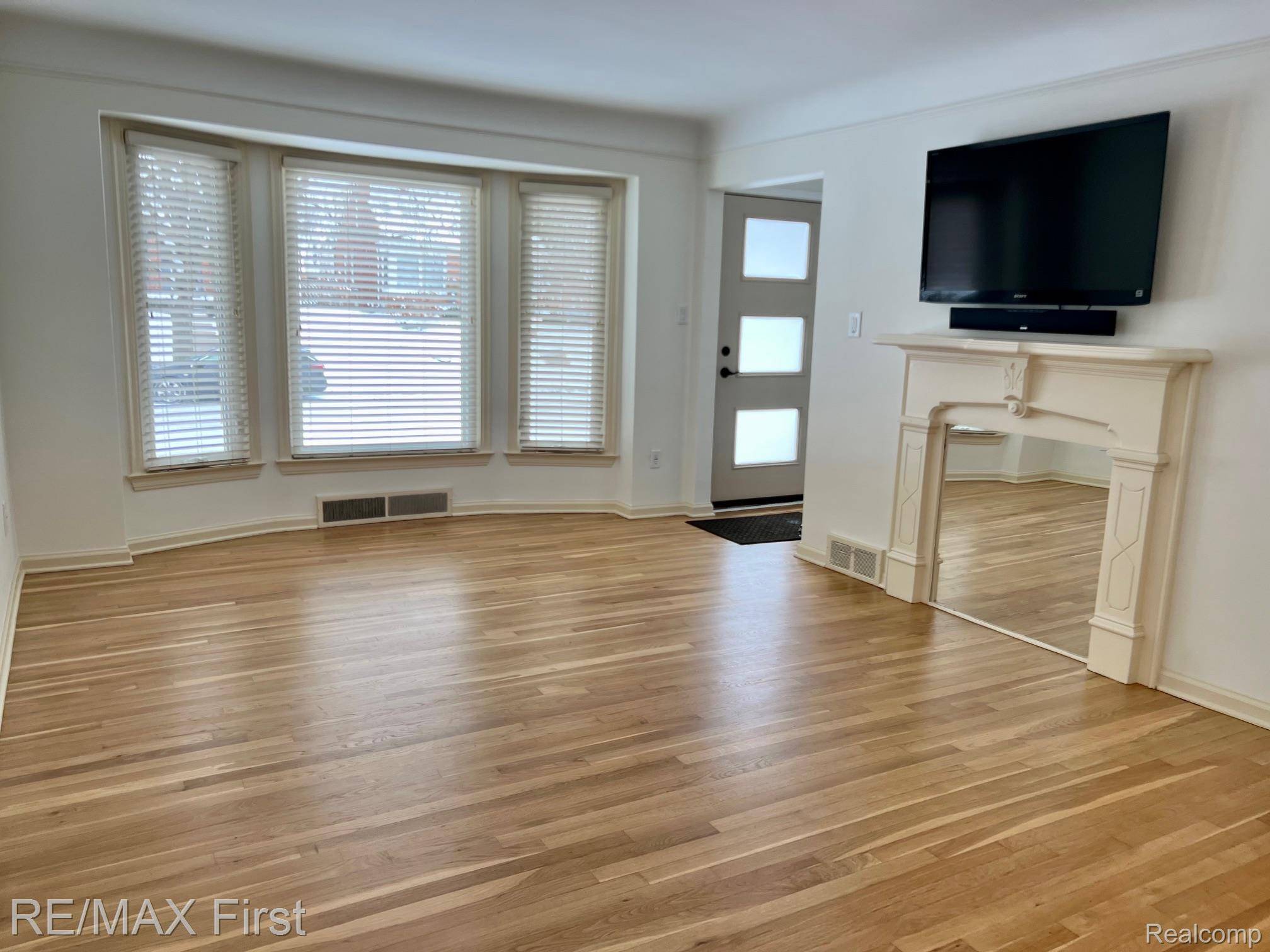 Royal Oak, MI 48073,4516 Robinwood AVE