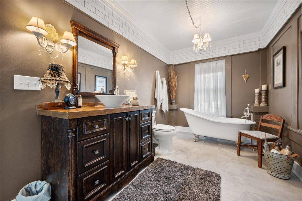 Weatherford, TX 76086,407 W Columbia Street