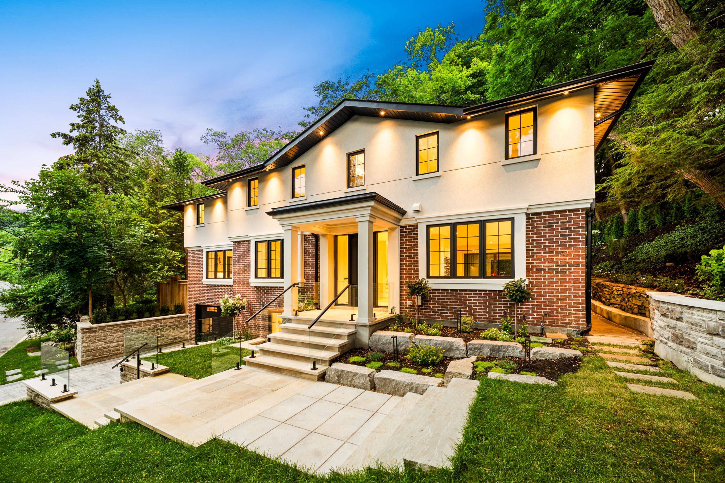 Toronto C09, ON M4W 1X1,52 Roxborough DR