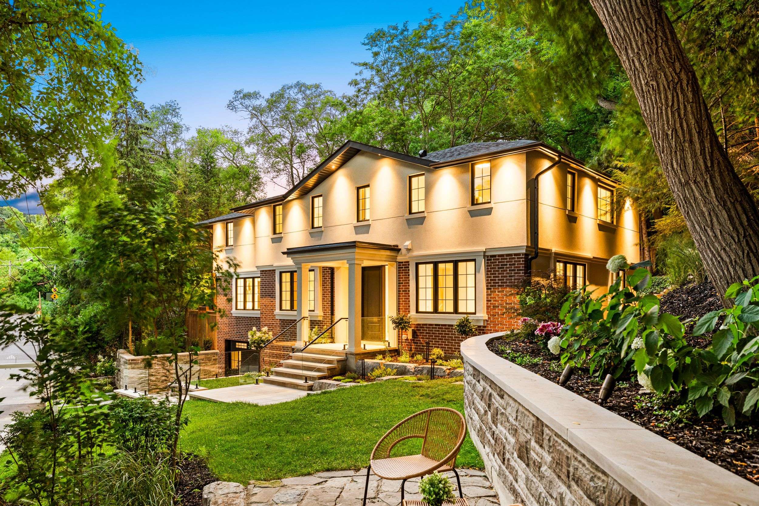 Toronto C09, ON M4W 1X1,52 Roxborough DR